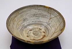 Tigela de chá, Coreia, dinastia Joseon, século XVI, os reparos em ouro são do tipo hibi